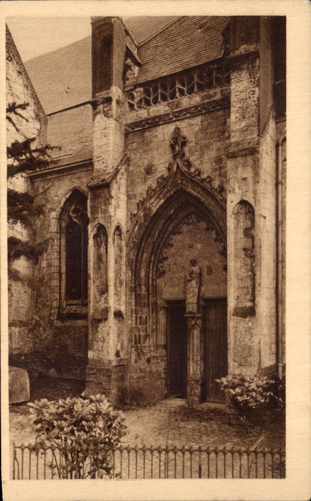 Montreuil-sur-Mer — Église Saint-Sauveur, portail nord avec statue de Saint-Wulphy (1480) — Cliché G. Landreau, édition CPAPHIL
