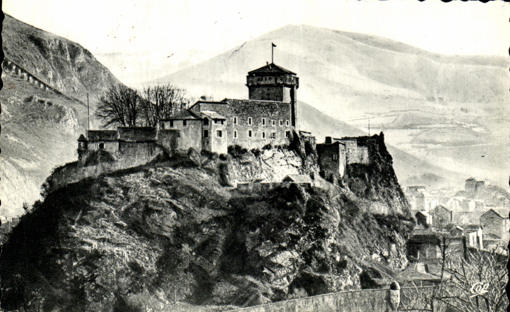CPA Lourdes Le Chateau fort