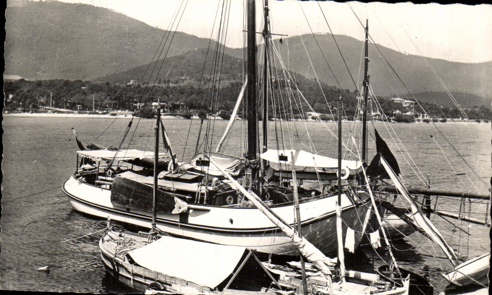 CPA La Cote D'Azur Cavalaire Sur Mer Un Coin du Port Bateau