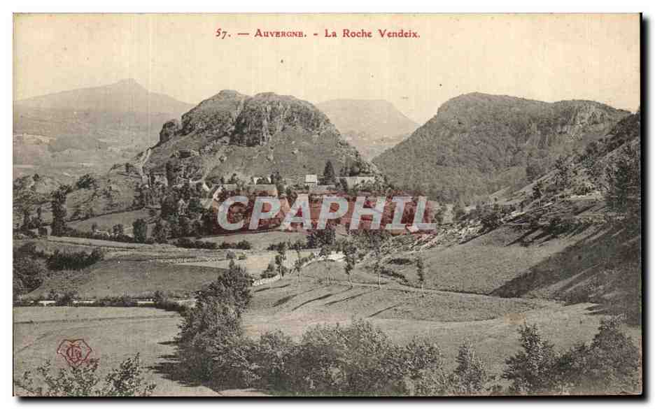 Auvergne - La Roche Vendeix — vue panoramique des montagnes et du village