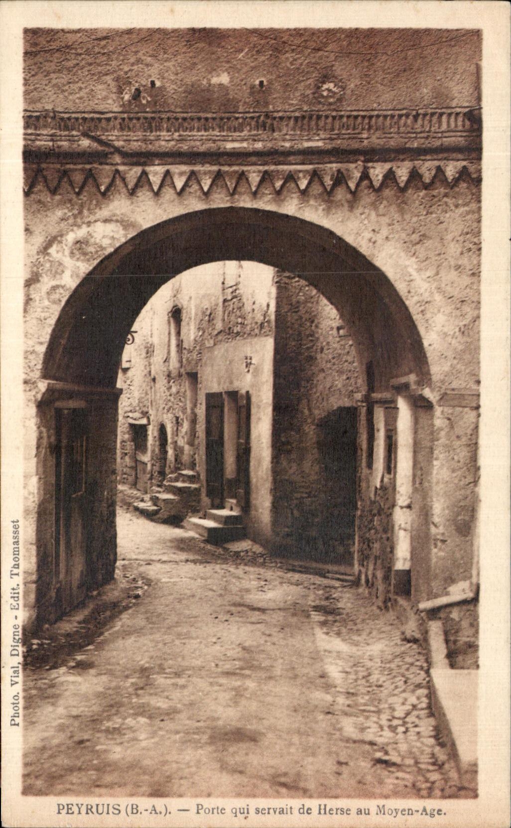 PeyruiS (B.-A.) — Porte qui servait de Herse au Moyen-Age — Photo. Vial — Edit. Thomasset