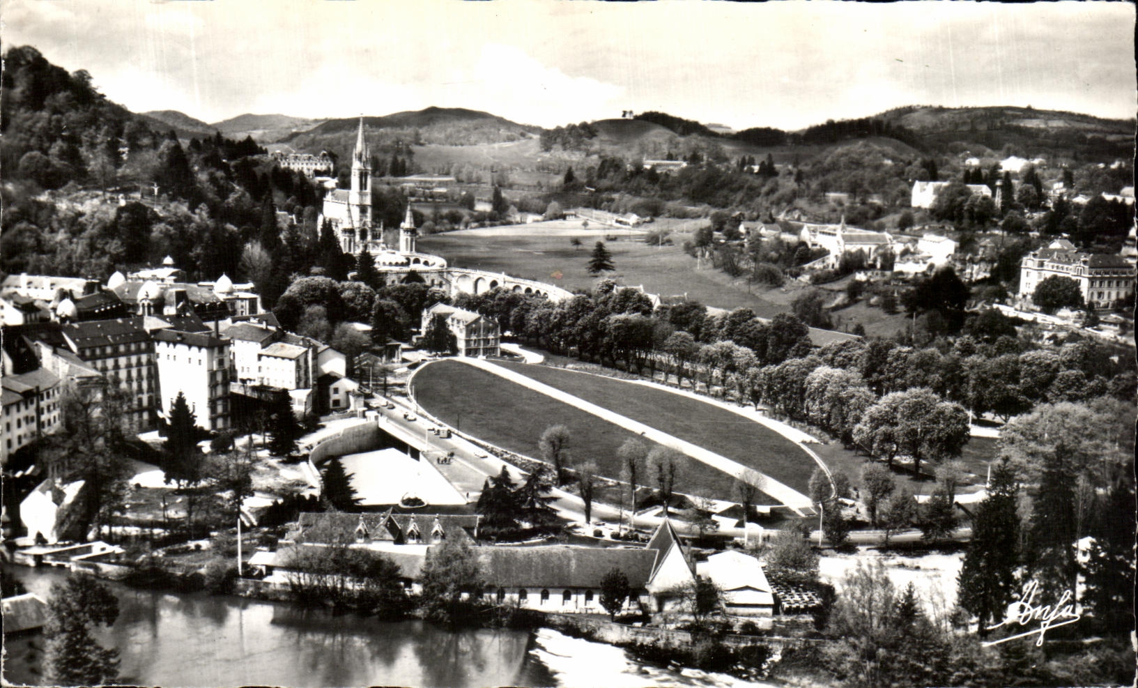 CPSM Lourdes Vue Generale des deux Basilique 
