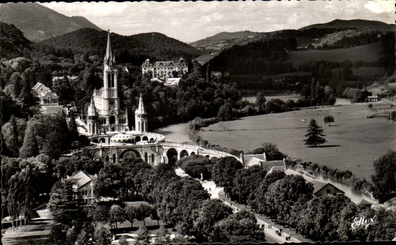 CPSM Lourdes La Basilique Vue du Chateau Fort