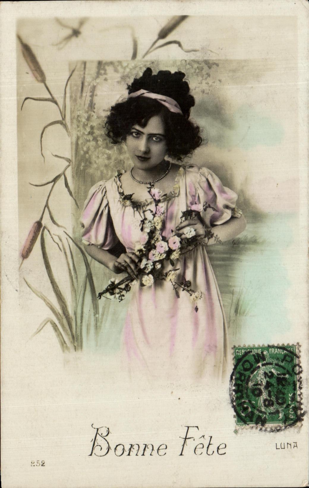 Femme en robe rose tenant un bouquet — Bonne Fête — Luna n°252