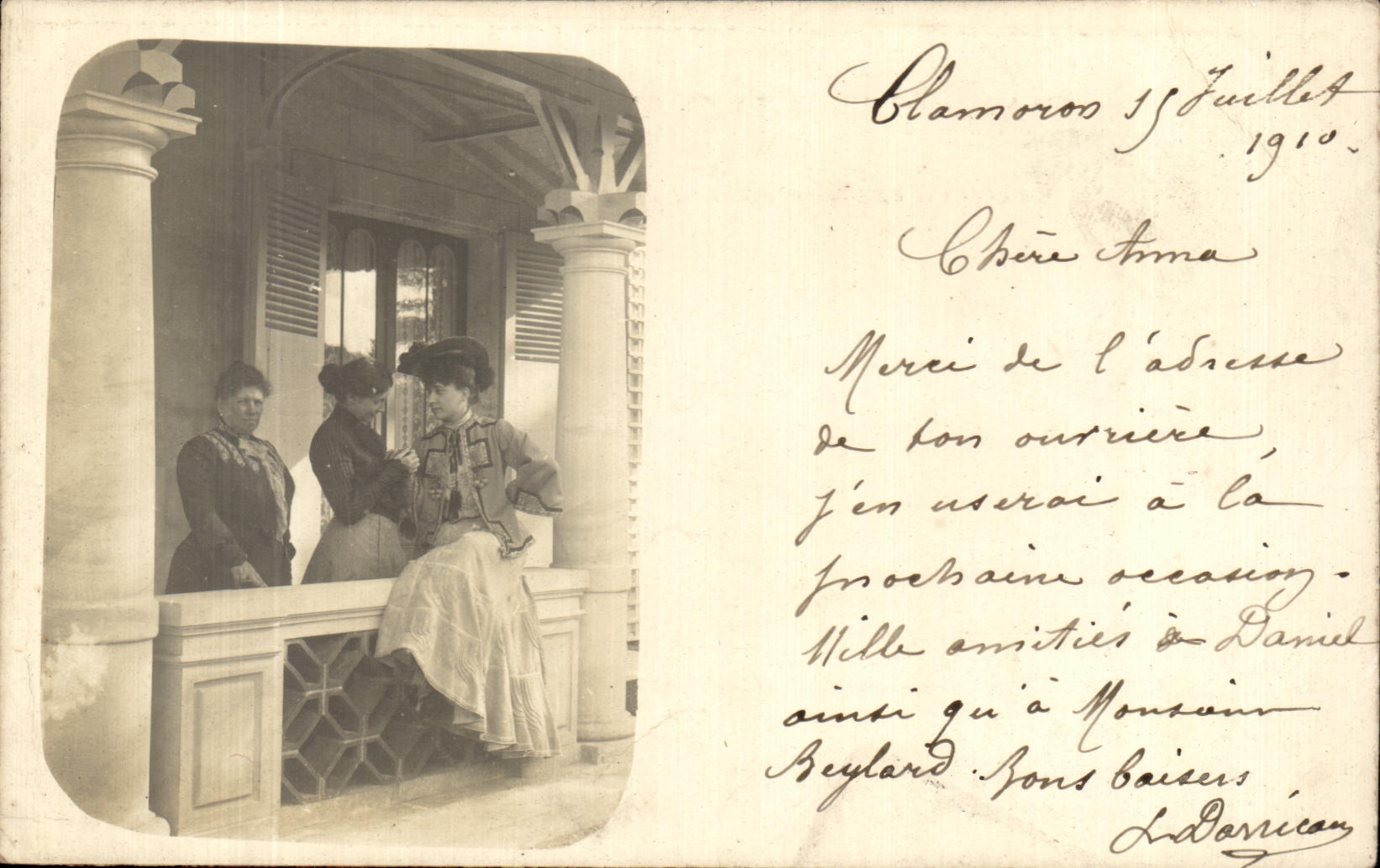 Trois femmes sur un balcon — Clamoros, 1er juillet 1910 — éditeur Saint-Clair-Clair, Bordeaux