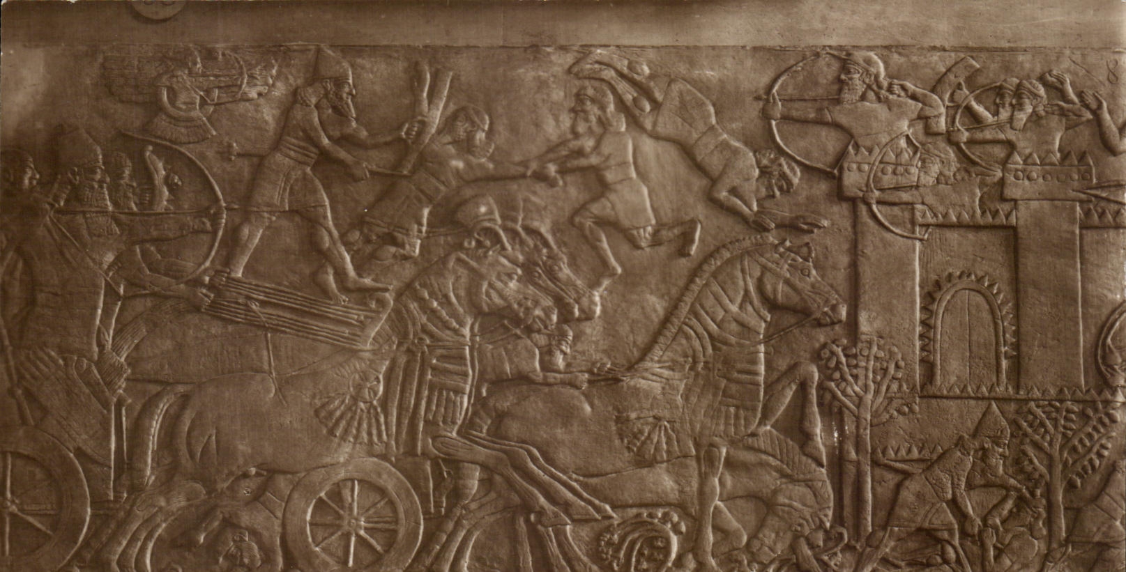 Le Roi dans son char devant une ville assiégée — Louvre — Antiquités Asiatiques — n°126 — A. Mourier, Paris