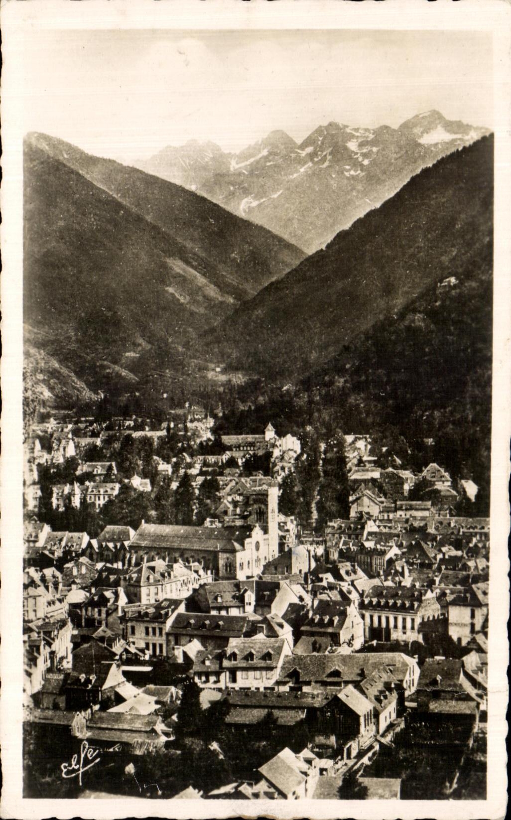 Luchon — vue générale et fond des montagnes frontières — Édit. Pyr.-O.-Garn. (Claude-Garonne)