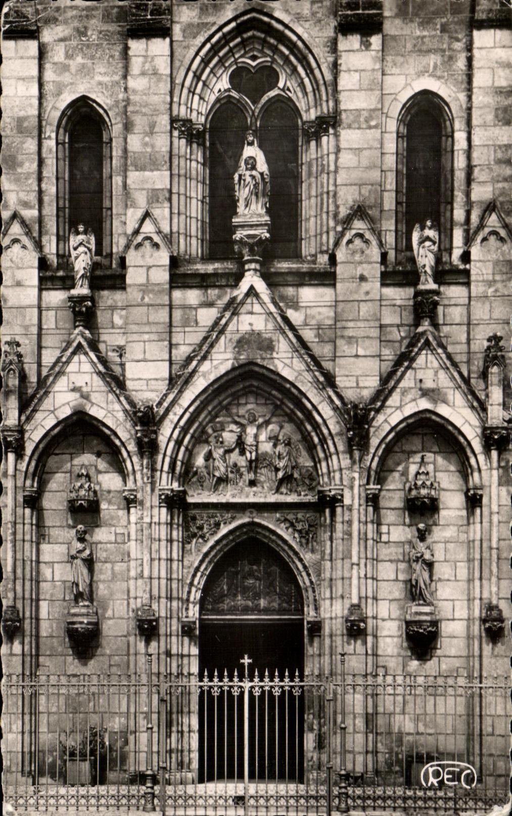 Porche de la Basilique Notre-Dame du Sacré-Cœur — Issoudun — Photo M. Roussel