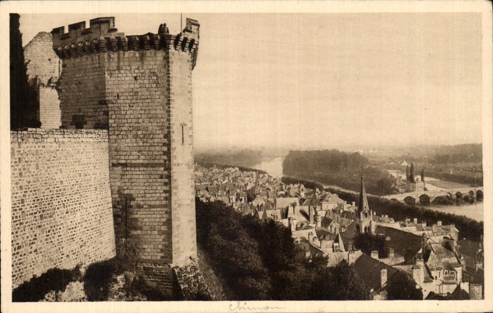 CPA La Douce France Chateaux De La Loire Chinon Vue Generale De La Ville Prise Du Chateau