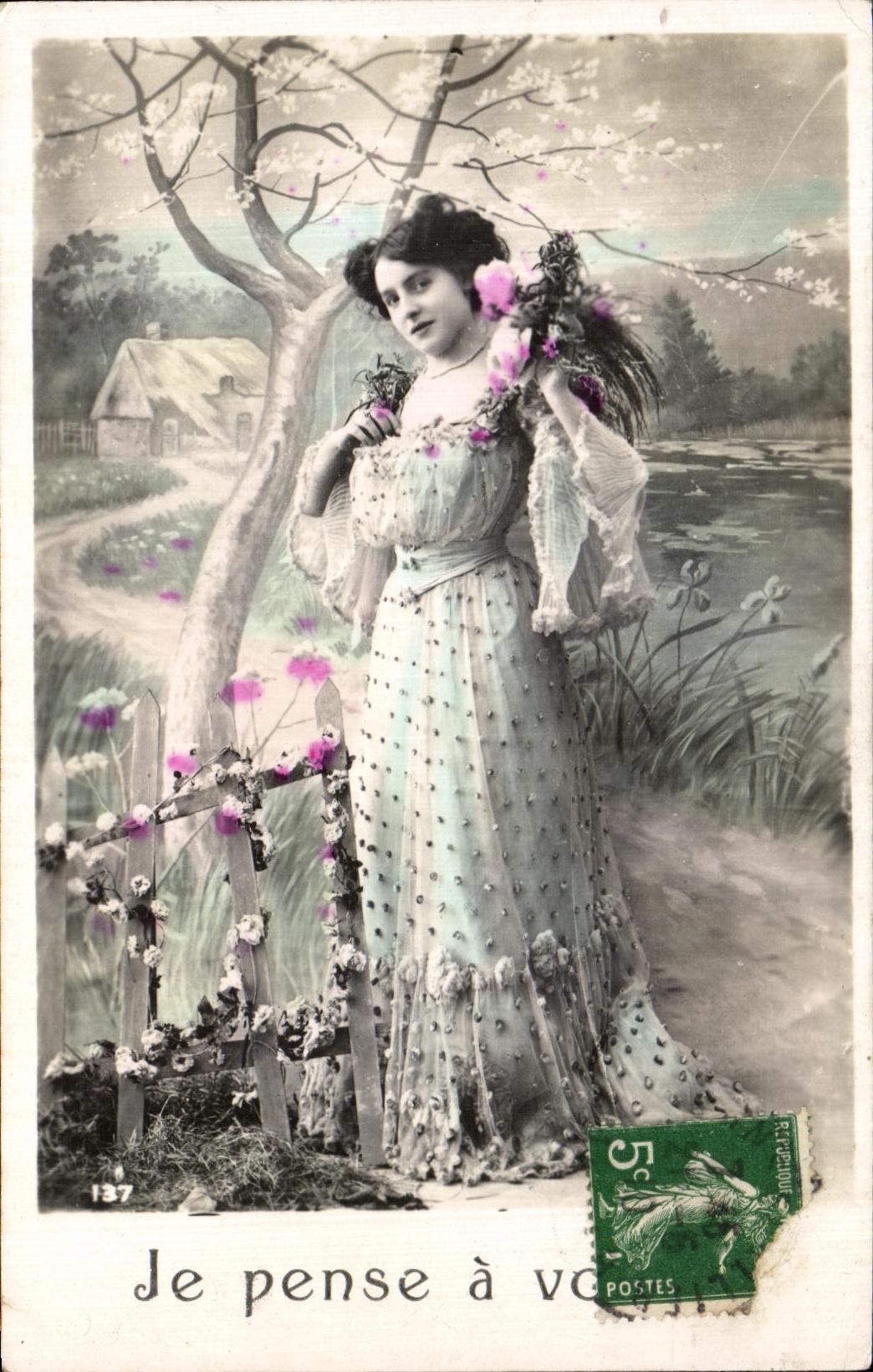 Je pense à vous — scène bucolique avec femme en robe — éditeur Union Postale Universelle, n°137