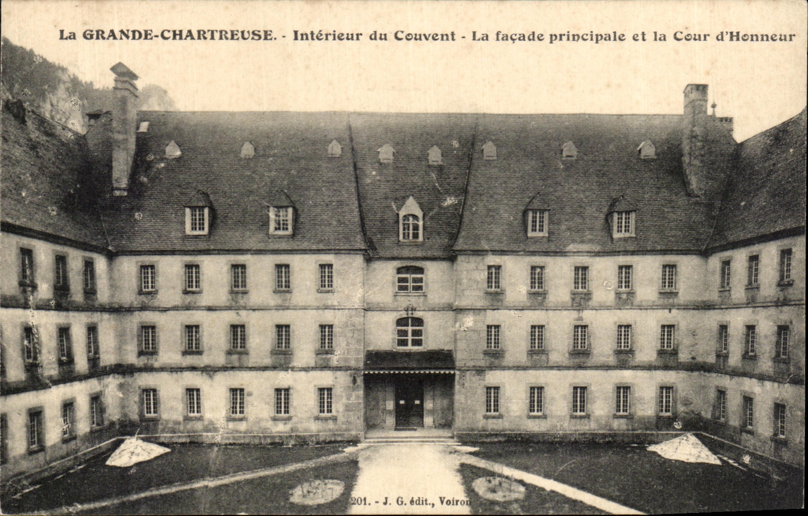La Grande-Chartreuse — Intérieur du Couvent — La façade principale et la Cour d'Honneur — J. G. édit., Voiron