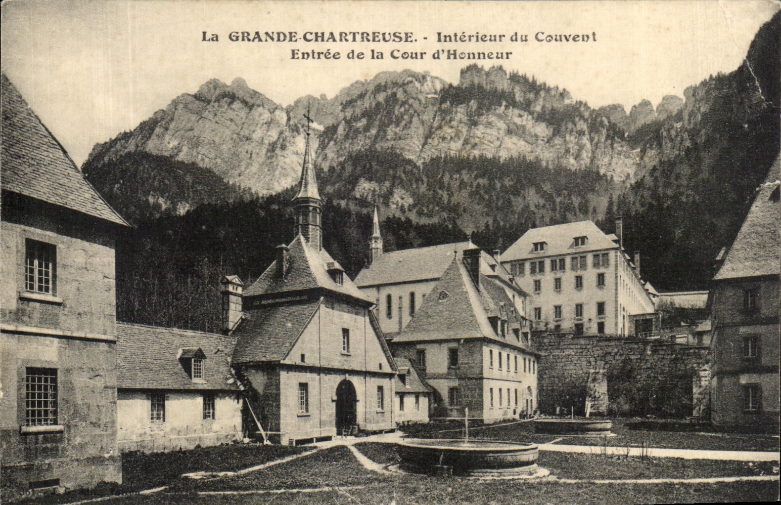 CPA La Grande Chartreuse Interieur du Couvent Entree de la Cour d'Henneur
