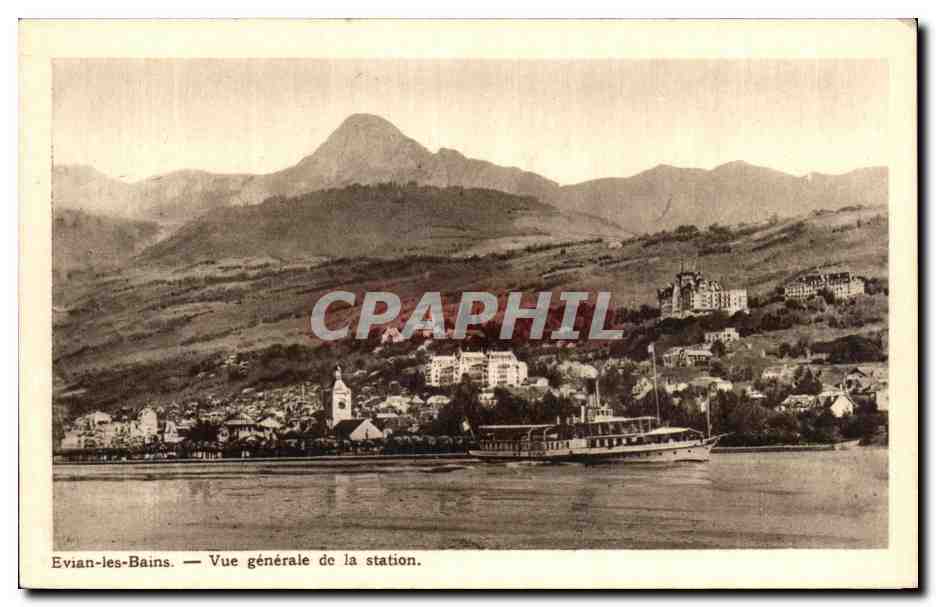 CPA Evian Les Bains Vue Generale De La Station Bateau