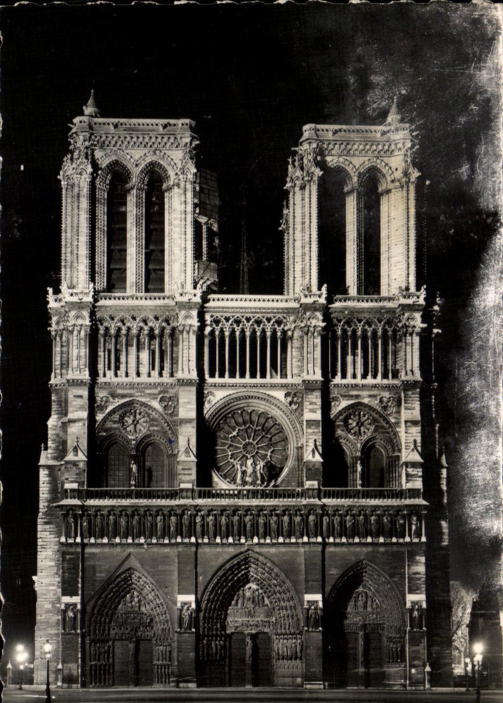 Notre-Dame de Paris — Vue de nuit sur la façade (1163-1260) — Paris et ses merveilles, n°3.311, Éditions Véritable
