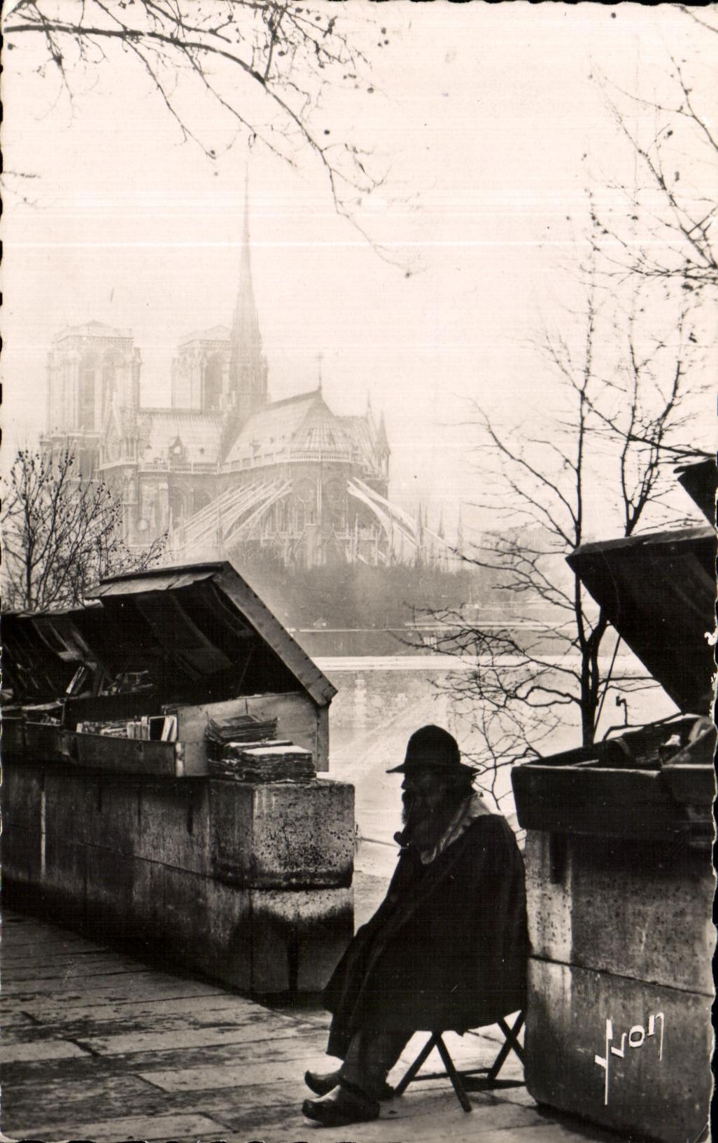 CPSM Paris En Flanant L'Ancetre Des Bouquinistes Quai De La Tournelle