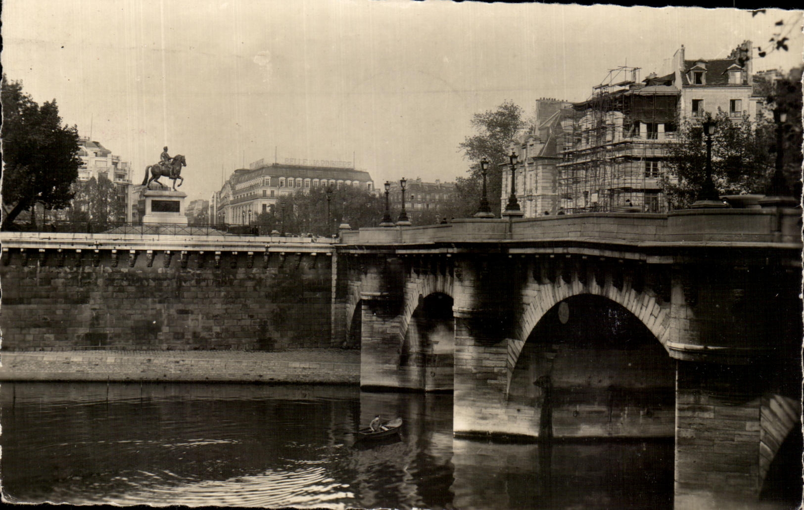 CPA Paris Le Pont Neuf Vu De La Berge De La Seine 