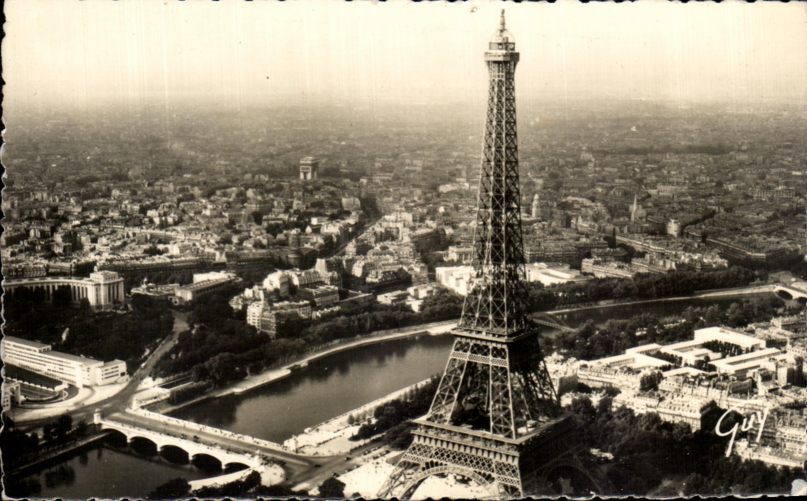 Vue aérienne de Paris — Tour Eiffel et Arc de Triomphe — Éd. d'Art 'Guy'