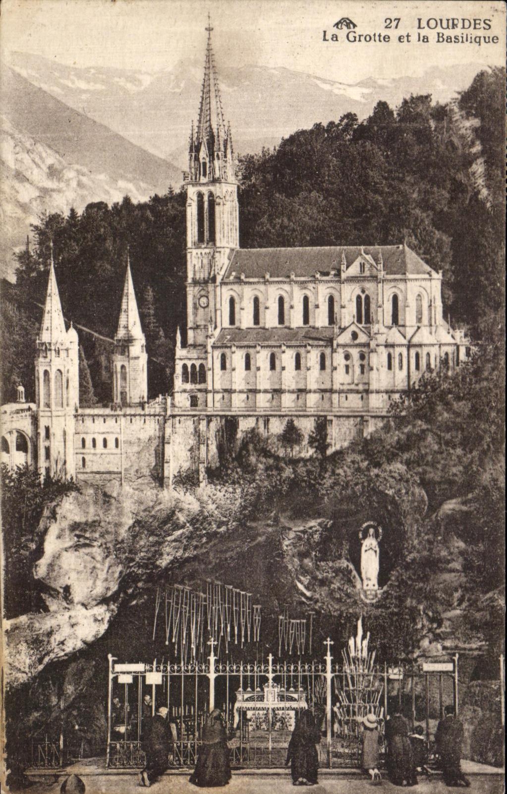 CPA Lourdes La Grotte et la Basilique