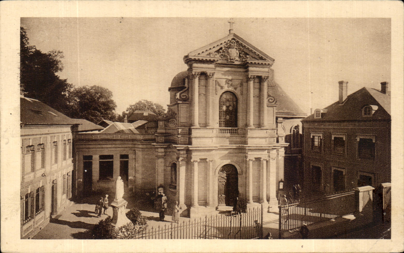 CPA La Chapelle des Carmelites de Lisienx La facade