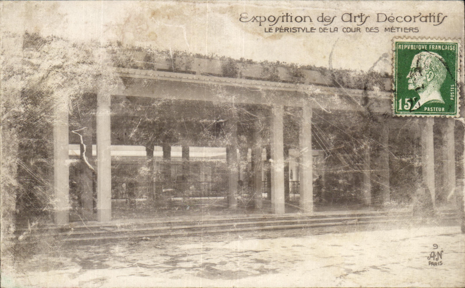 CPA Exposition des Arts Decoratifs Le Peristyle De La Cour Des Metiers