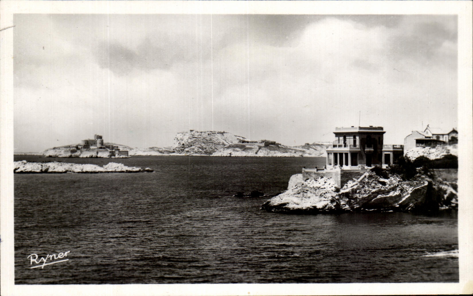 CPA Marseille Malmousque au fond le Chateau d'If et les iles du Frioul