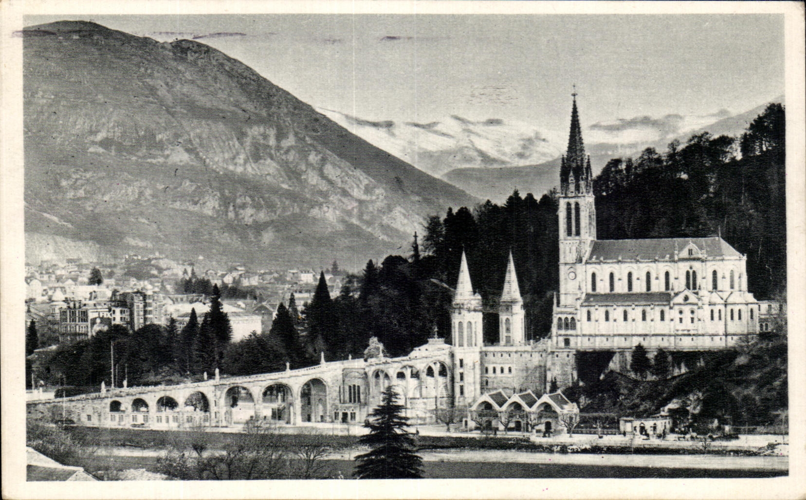 CPA Lourdes La Basilique et le Pic du Jer
