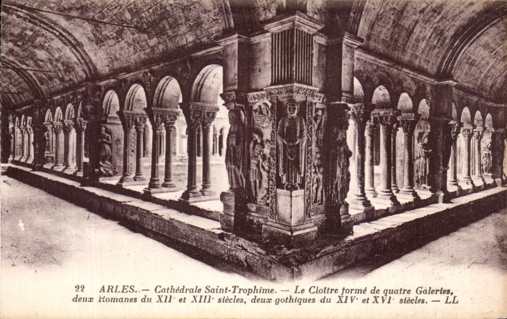 Arles — Cathédrale Saint-Trophime — Le Cloître formé de quatre galeries