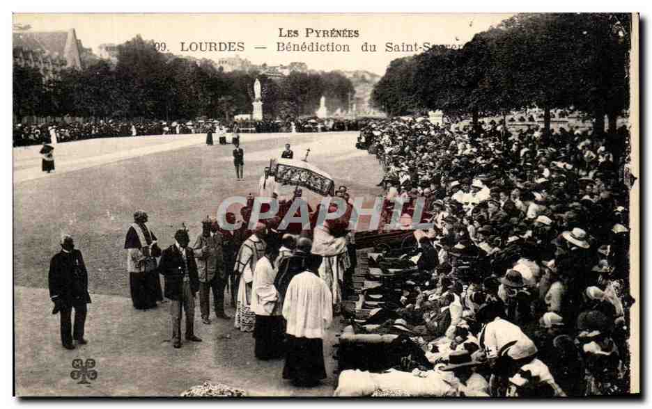 CPA Les Pyrenees Lourdes Benediction Du Saint Sacrement 