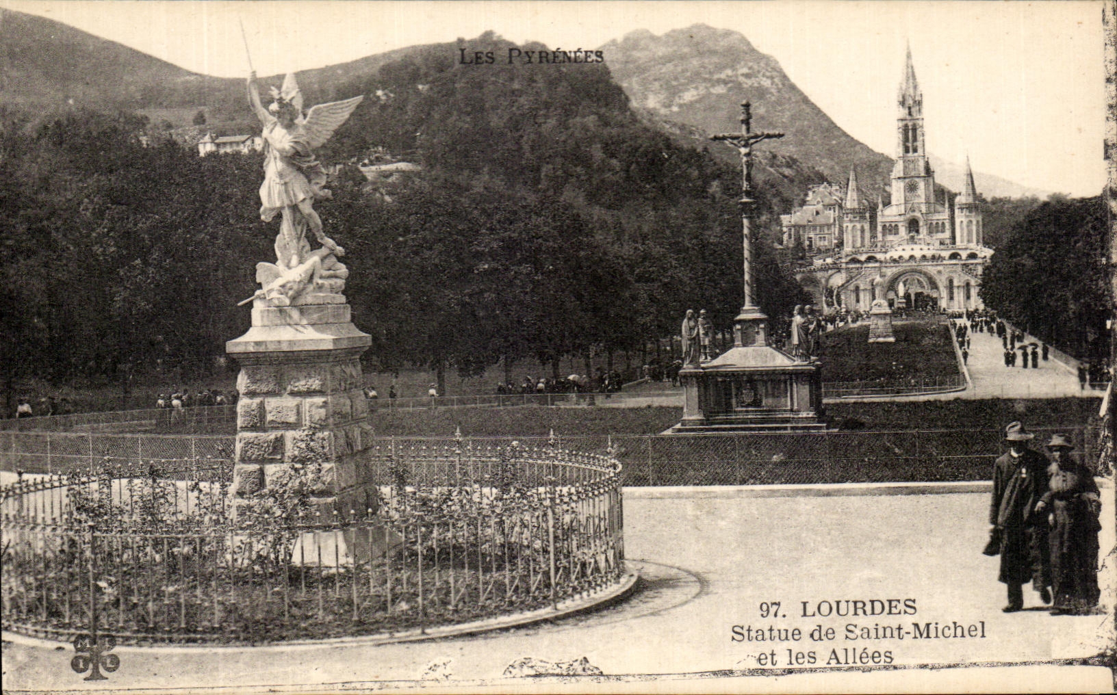 CPA Lourdes Statue De Saint Michel Et Les Allees