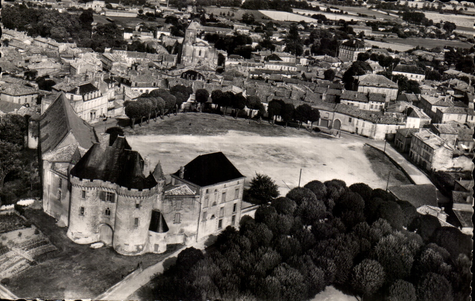 CPA Barbezieux Le chateau Vue Aerienne