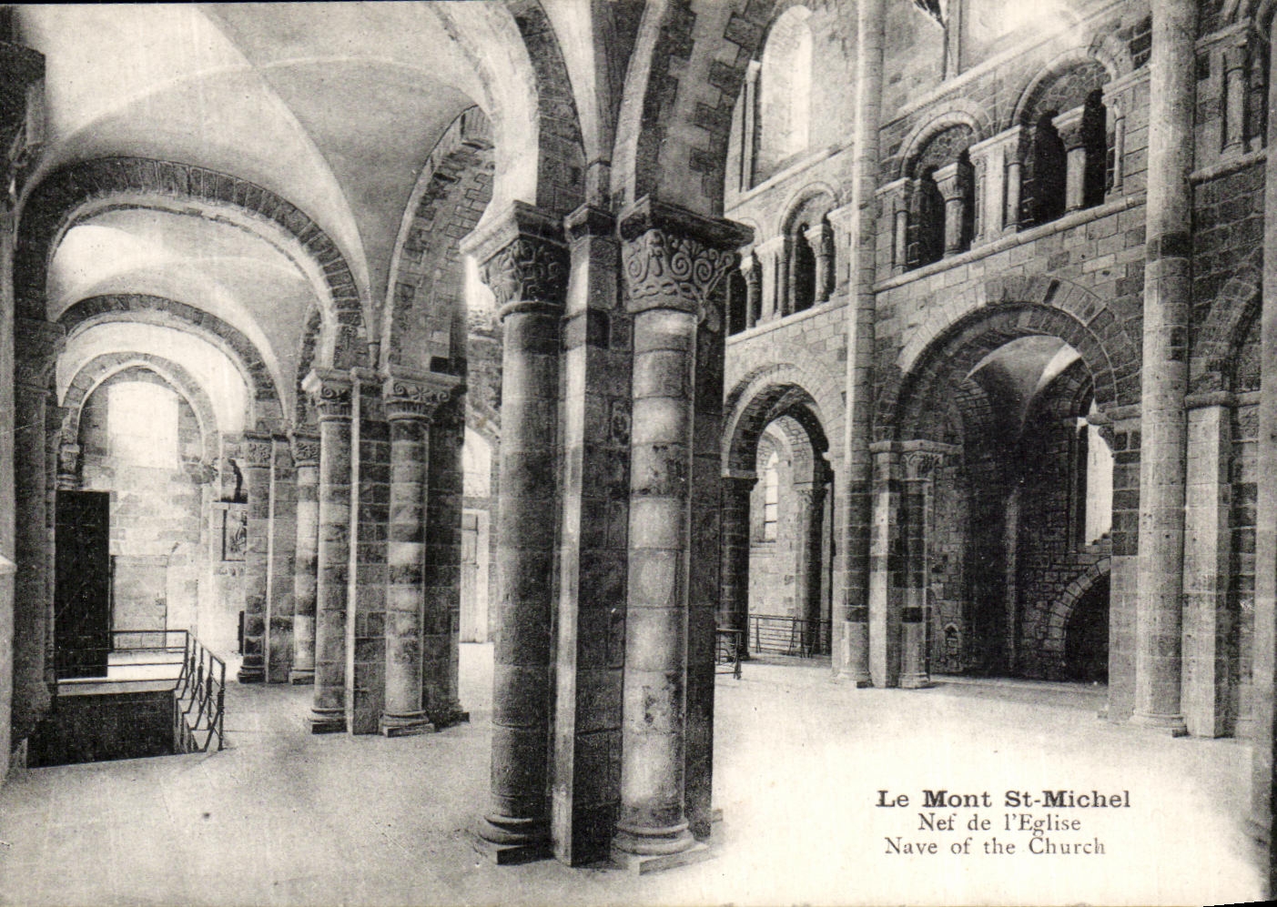 CPA Le Mont St Michel Nef De l'Eglise