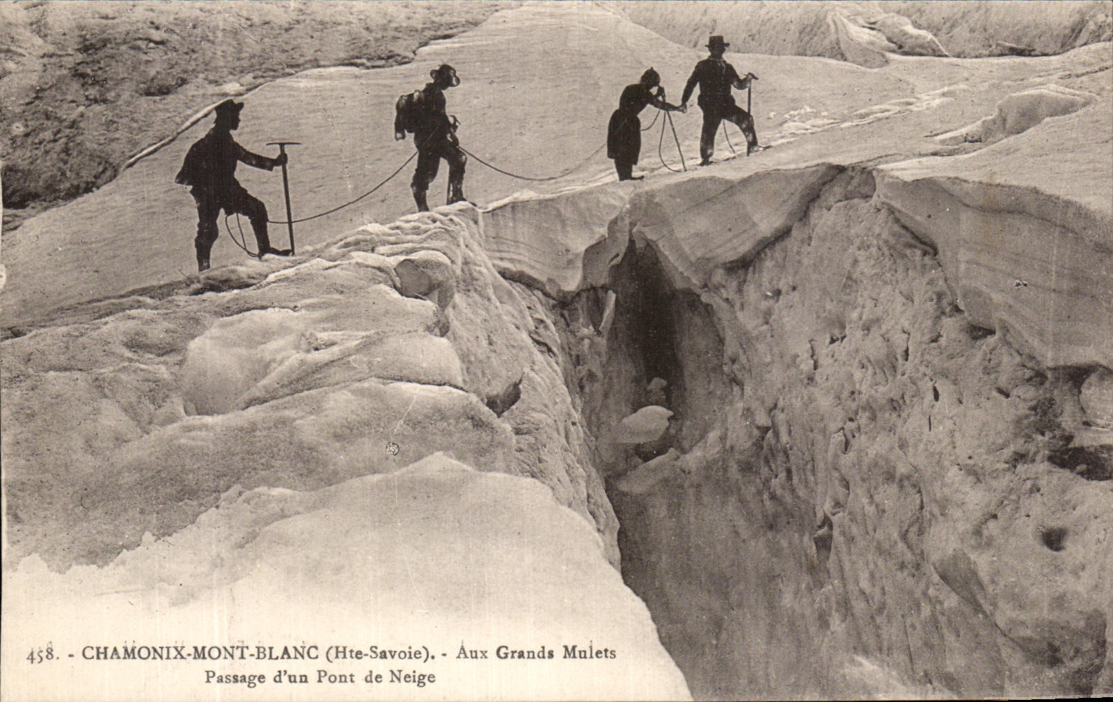 CPA Chamonix Mont Blanc Aux Grande Mulets Passage d'un Pont de Neige Alpinisme 