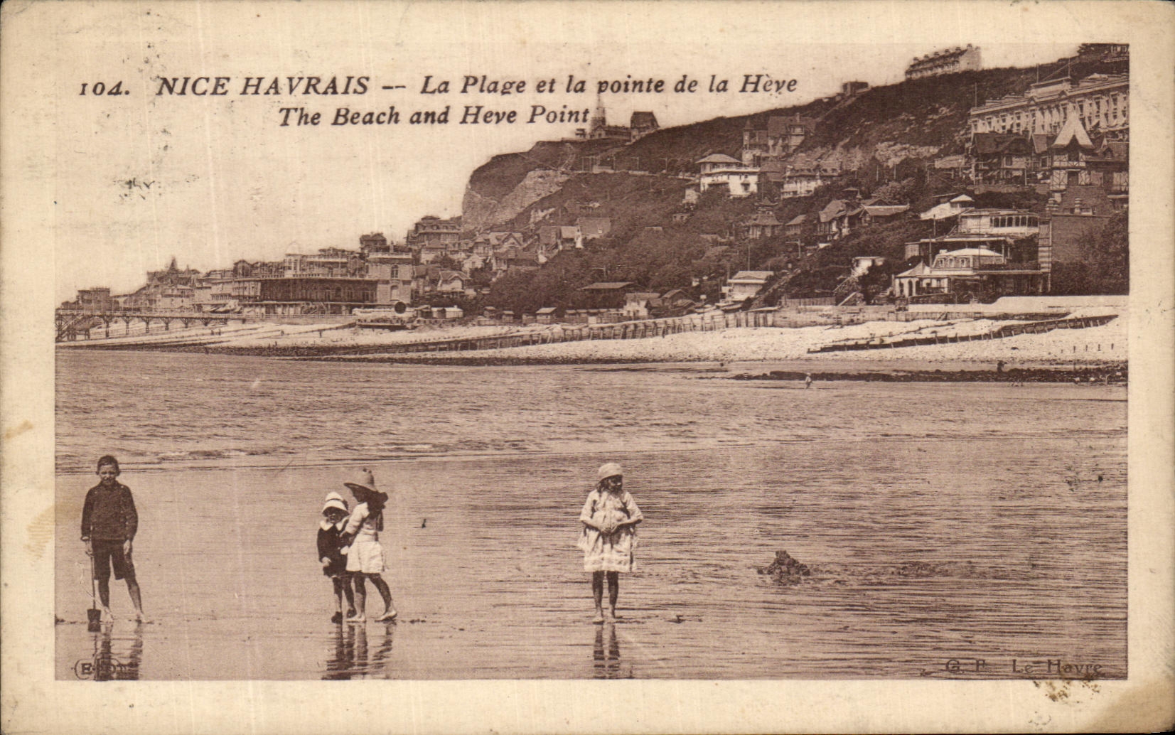 CPA Nice Havrais La Plage Et La pointe De La Heve Enfants