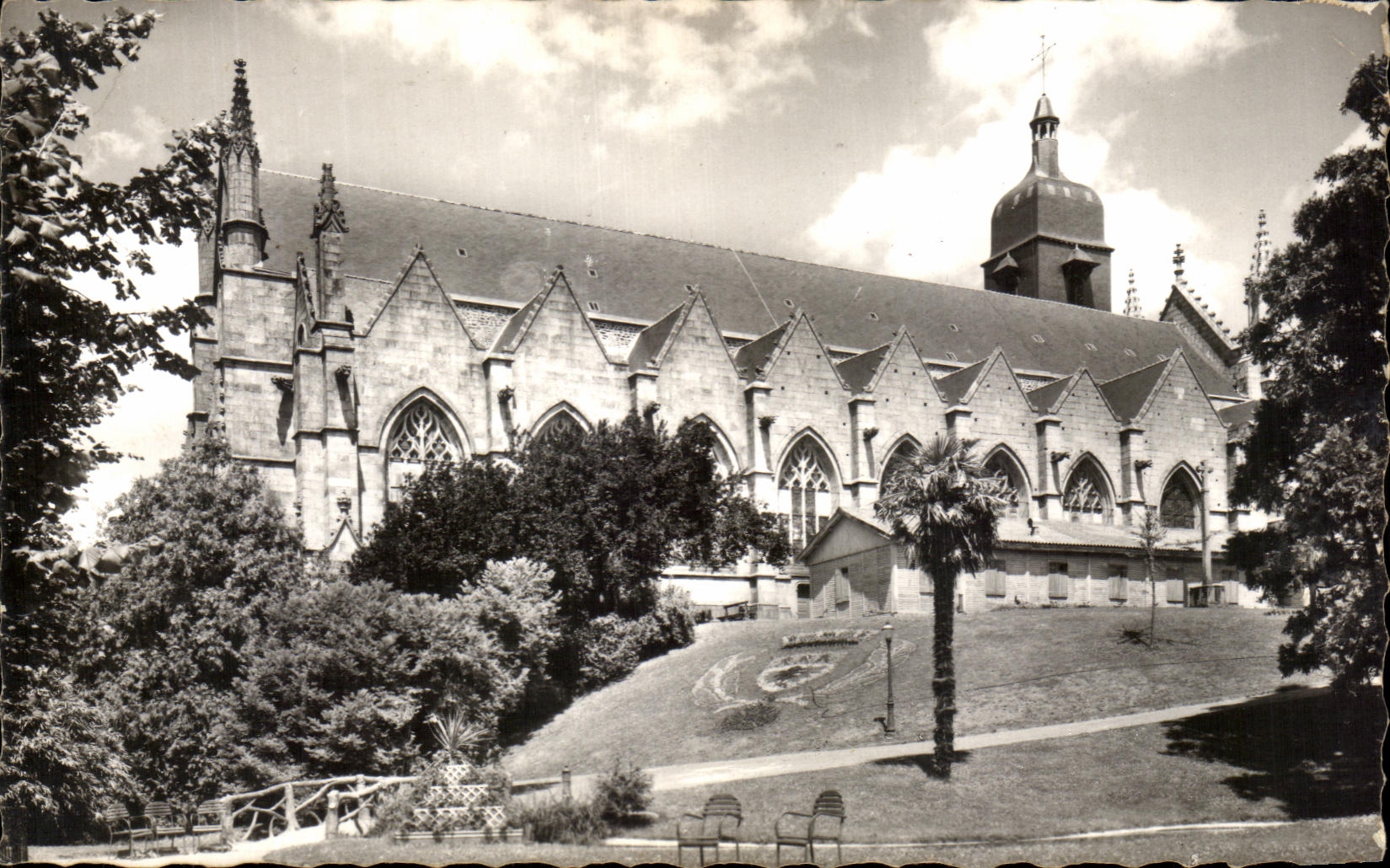 CPA Fougeres Eglise Saint Leonard prise du parc