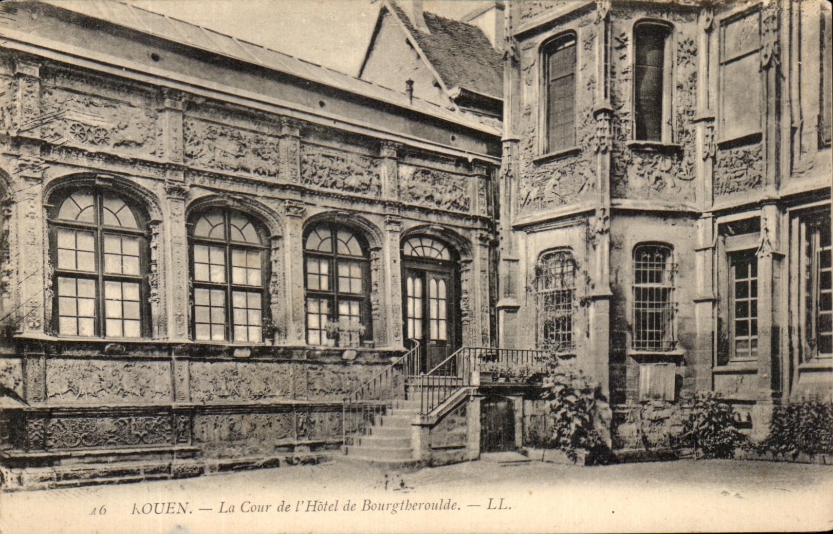 CPA Rouen La Cour de l'Hotel de Bourgtheroulde