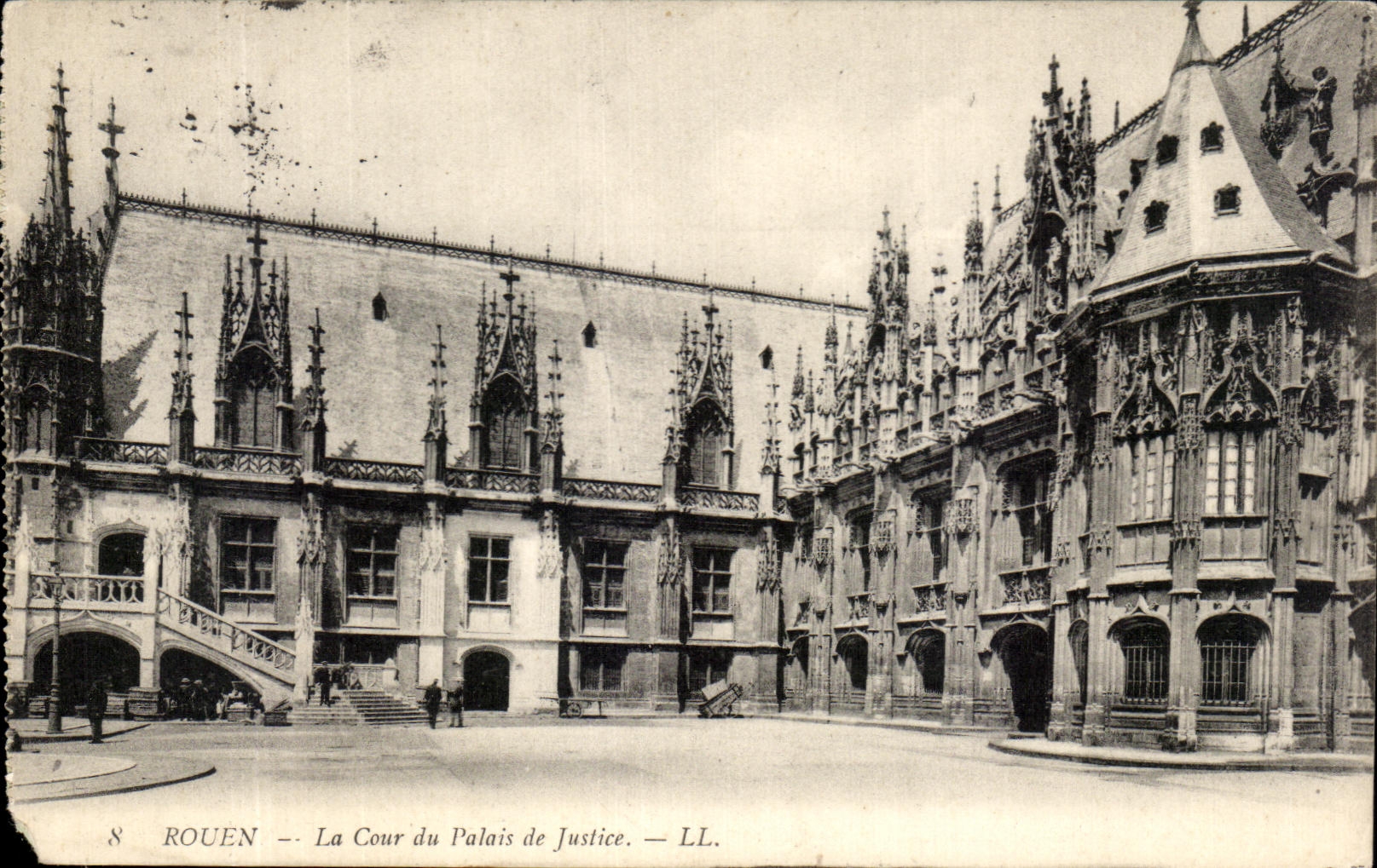 CPA Rouen La Cour du Palais de Justice