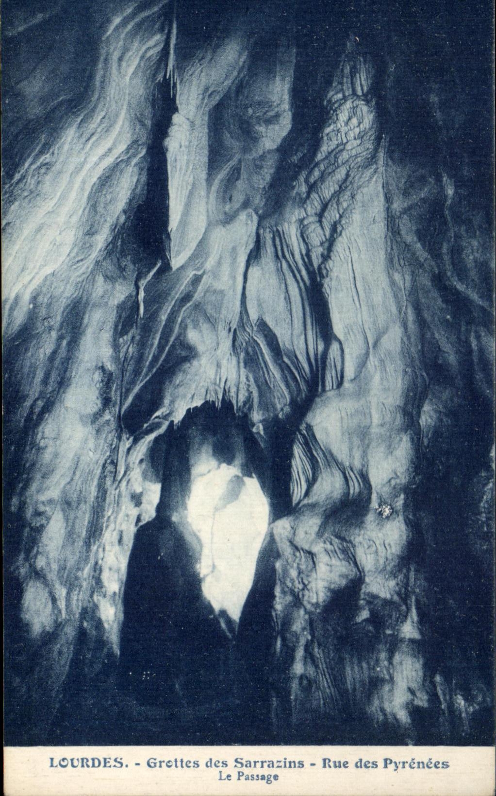 CPA Lourdes Grottes des Sarrazins Rue des Pyrenees Le Passage