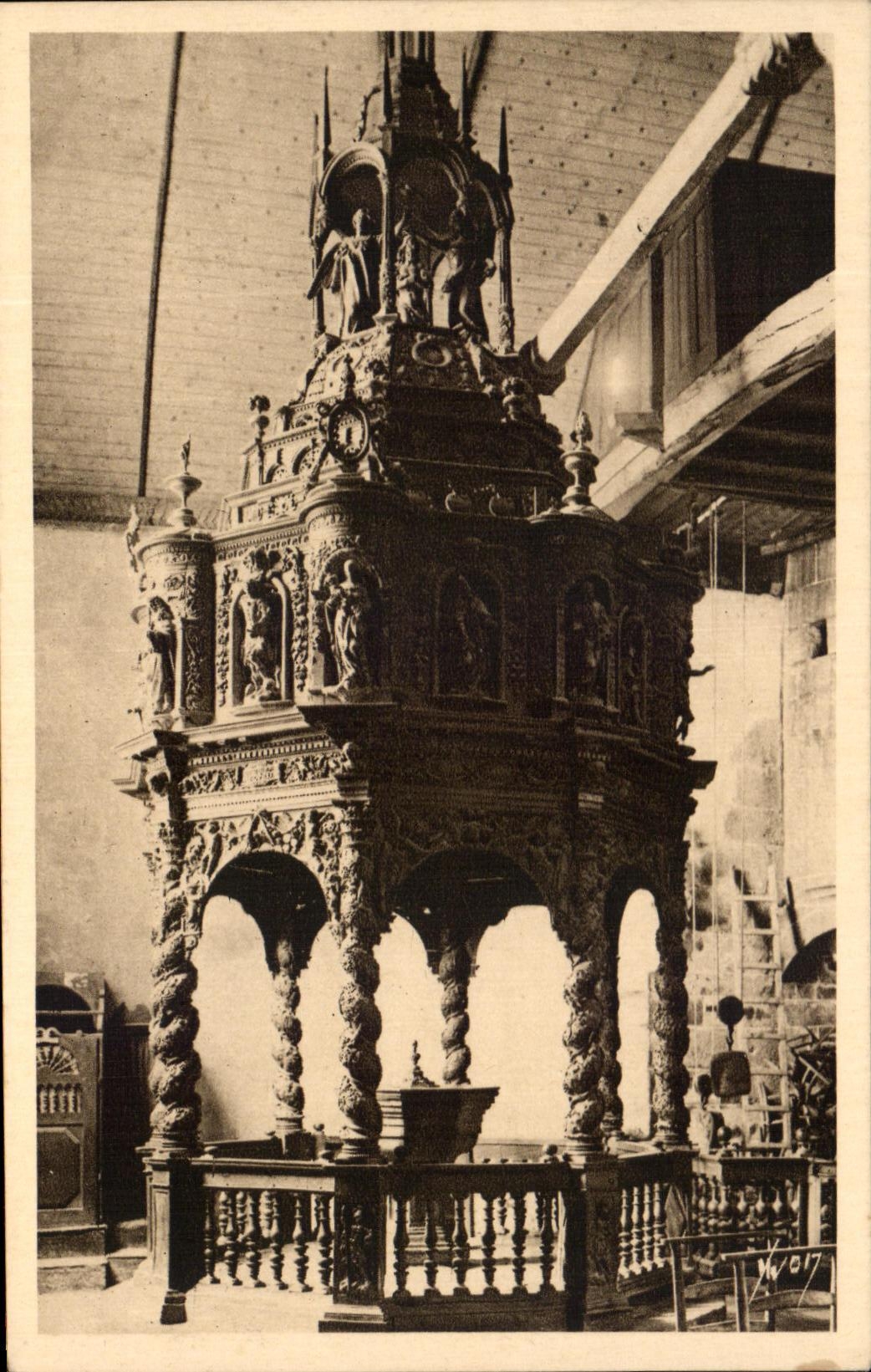 Guimiliau (Finistère) — Interno della chiesa. Il battistero in legno scolpito (XVII secolo) — Edizioni d'Arte Yvan, Parigi