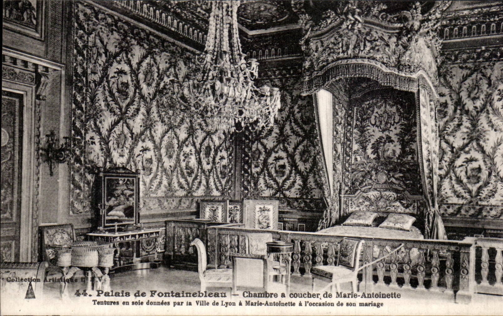 Palazzo di Fontainebleau — Camera da letto di Marie-Antoinette — Tendaggi in seta donati dalla Città di Lione per l'occasione del suo matrimonio