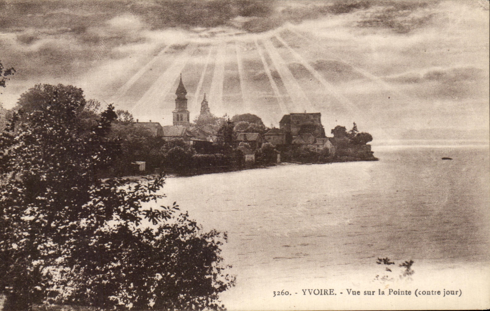 Yvoire - Vue sur la Pointe (contre jour) - ABEM - Édition 'Les Jolis Coins de Savoie'