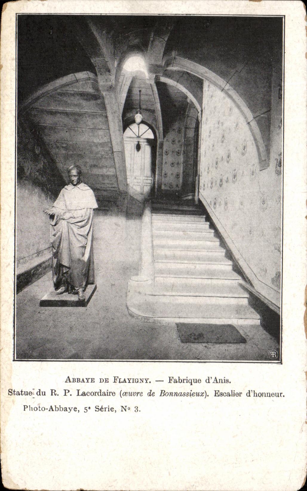 CPA abbaye De Flavigny Fabrique d'Anis Statue de R P Lacordaire Escalier d'honneur 