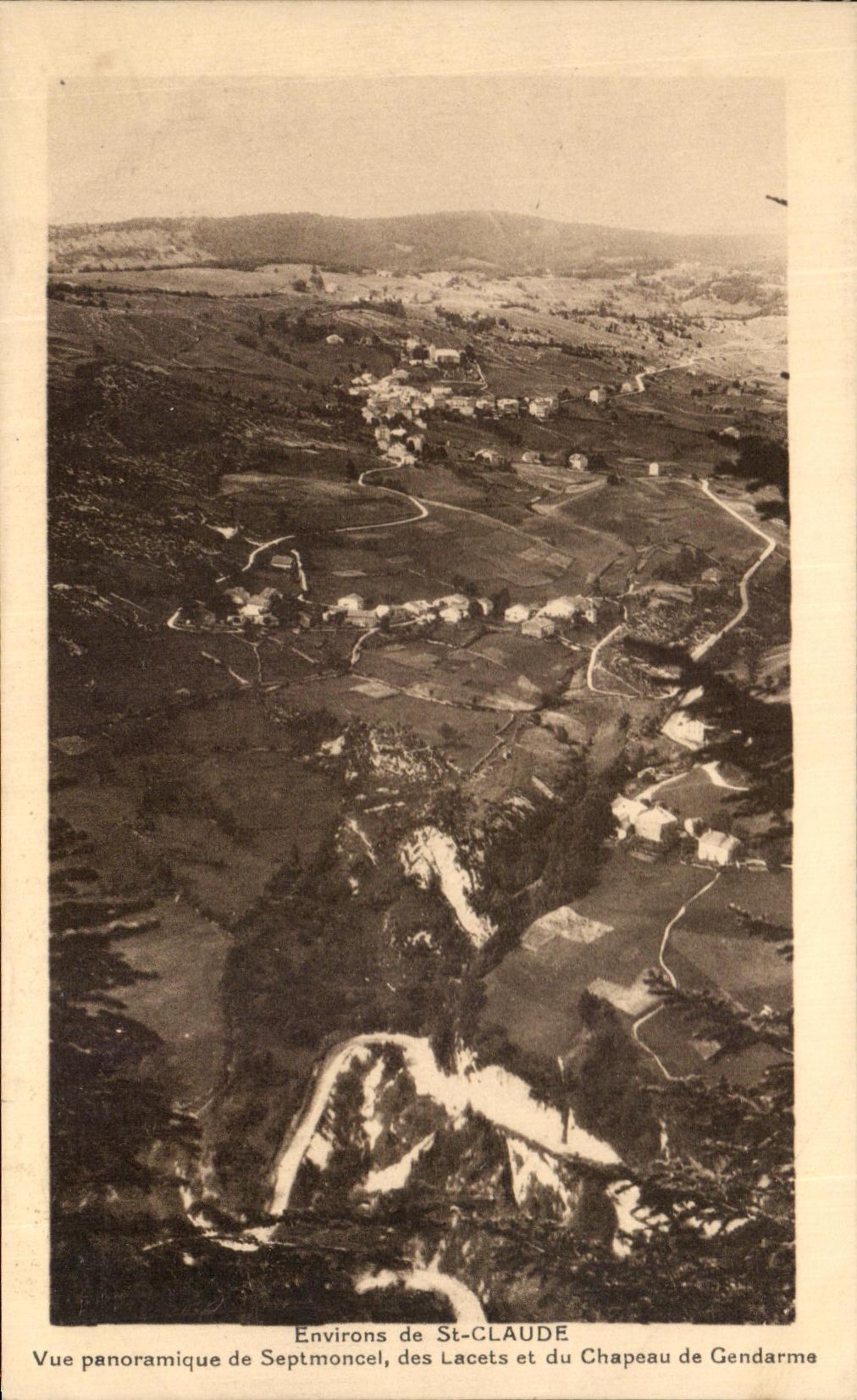 CPA St Claude Environs Vue panoramique de Septmoncel des lacets et le chateau de gendarme