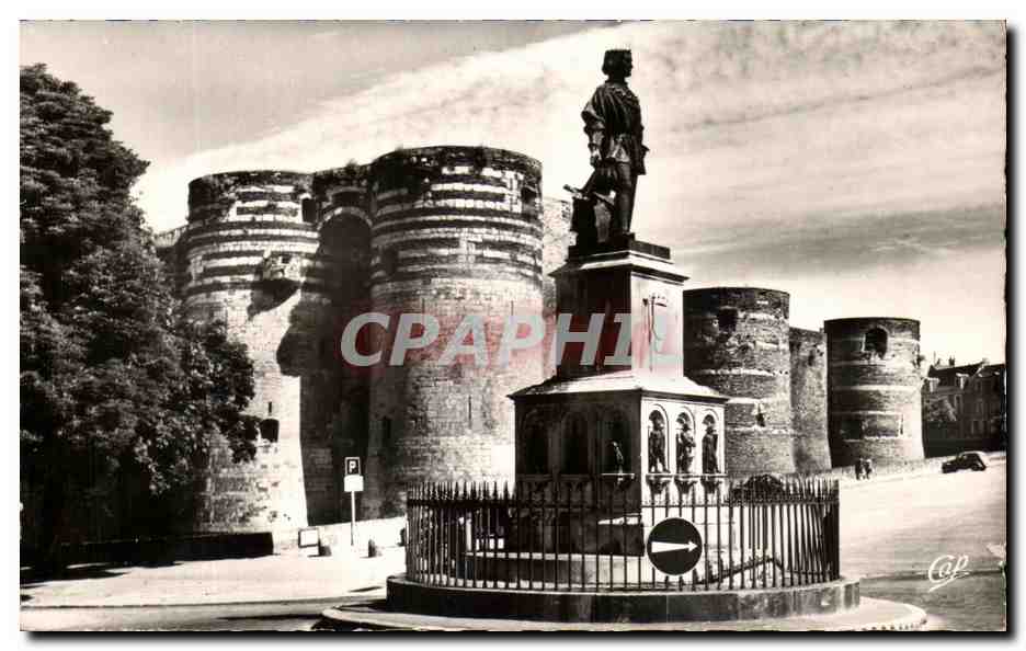 CPA Angers Le Chateau et Statue du Roi Rene