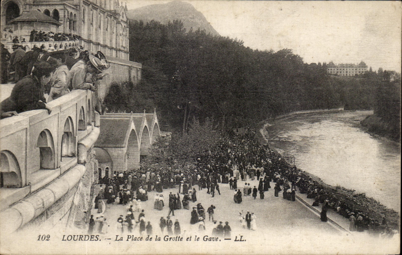 CPA Lourdes La Place De La Grotte Et Le Gave