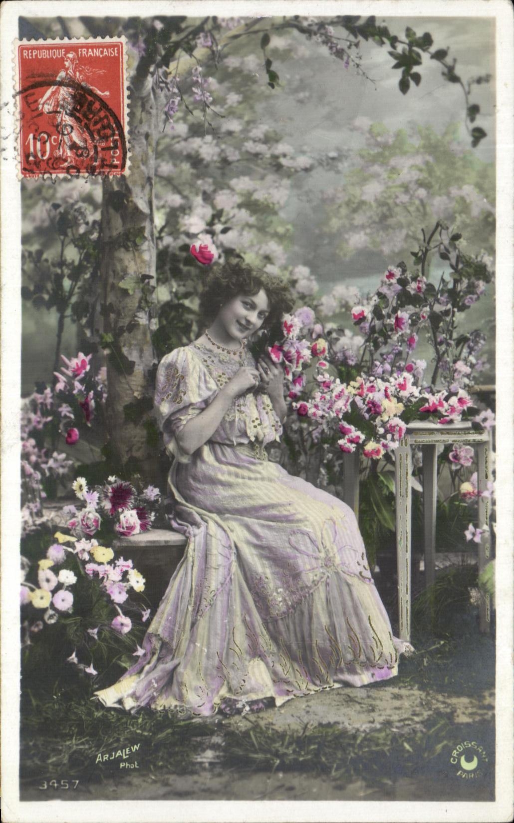 Femme en robe lilas parmi les fleurs — Arjalew Phot. n°3457 — éditeur Croscru