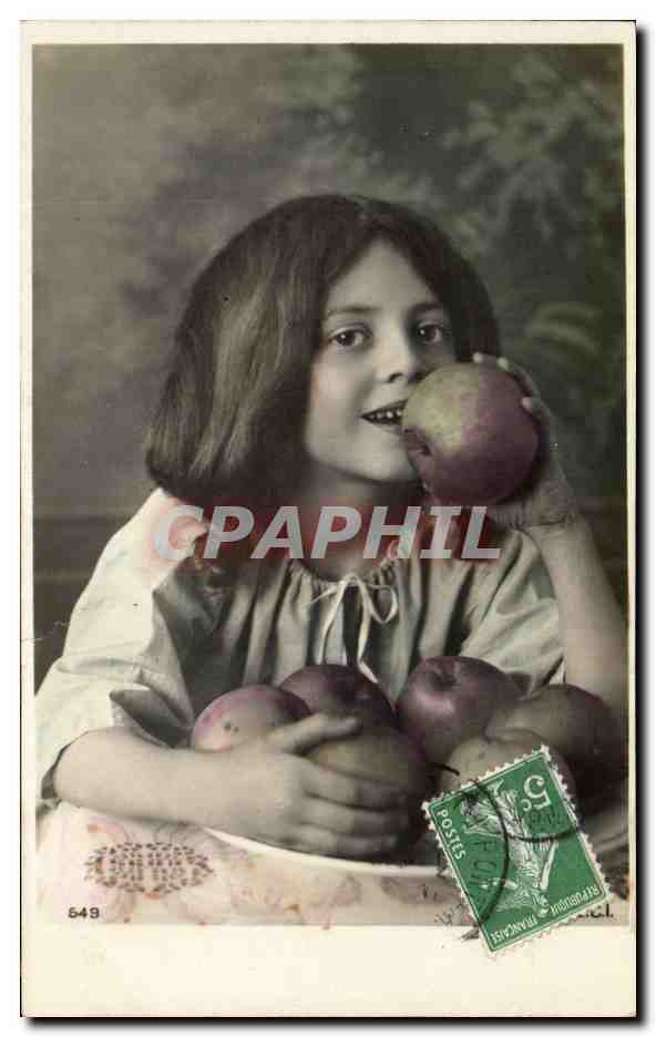 CPA Fantaisie Enfant mangeant des pommes 