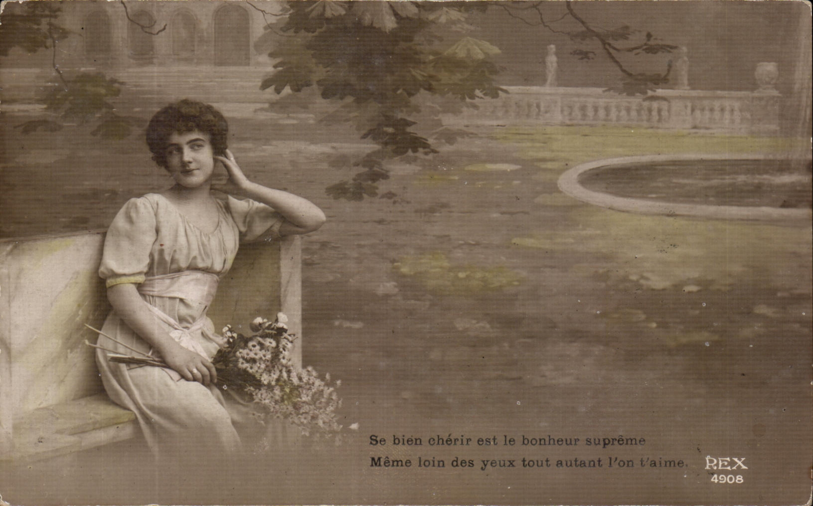 Giovane donna seduta in un giardino — REX 4908
