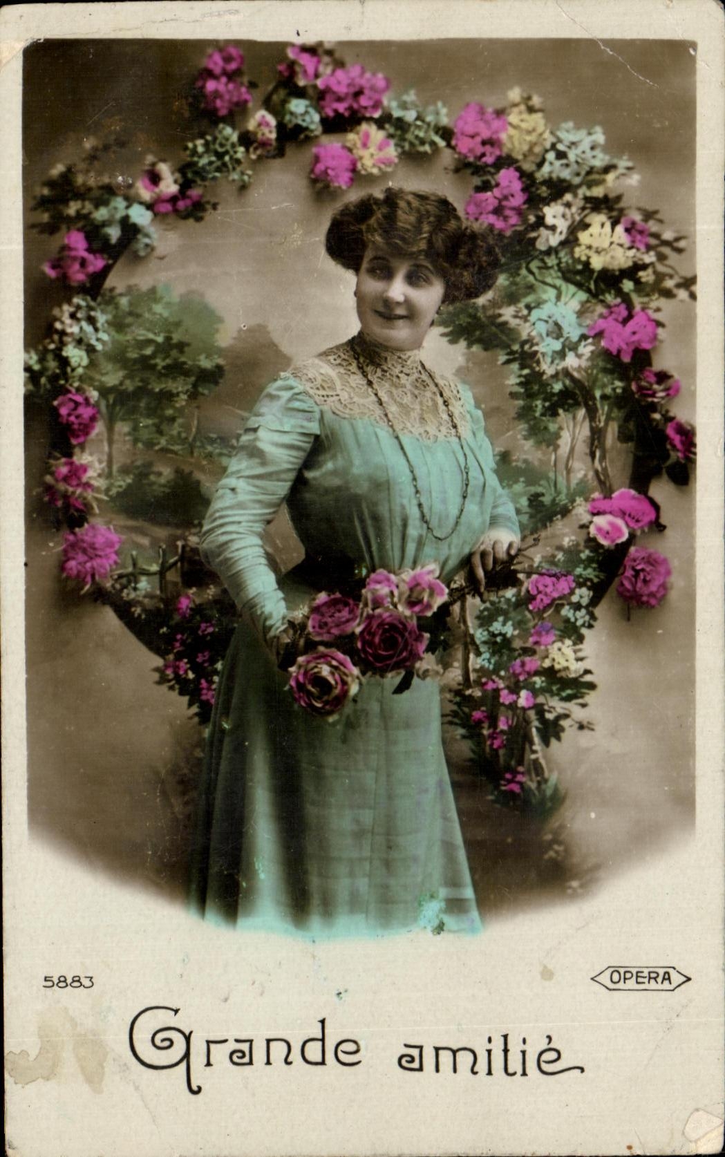 Femme en robe bleu pâle — décor floral — éditeur OPERA, n° 5883