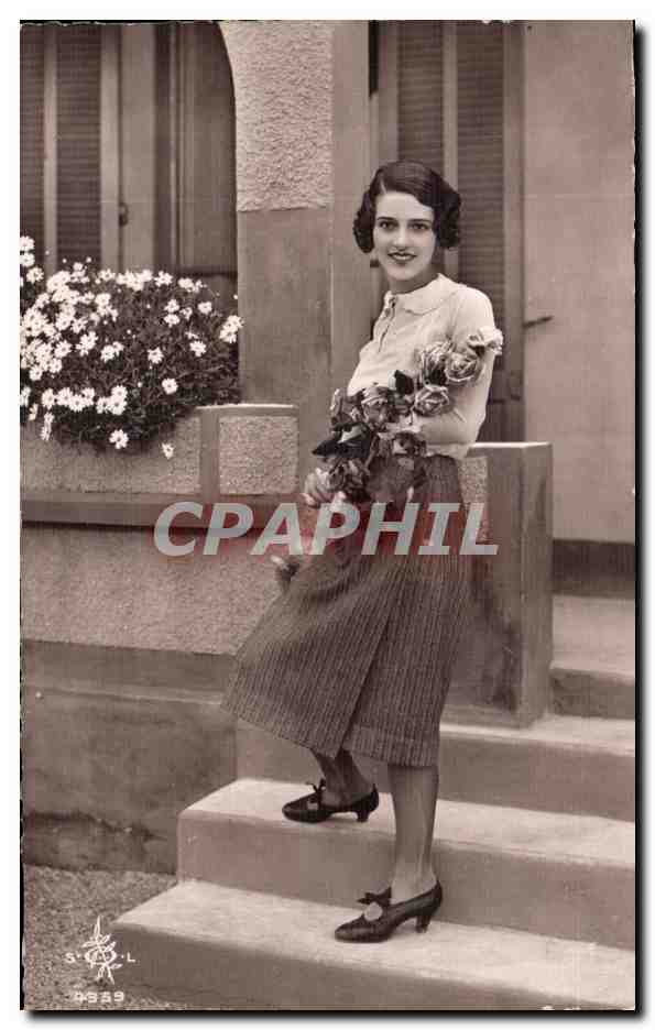 Jeune femme avec bouquet de roses — devant un perron — S. L. n° 4929
