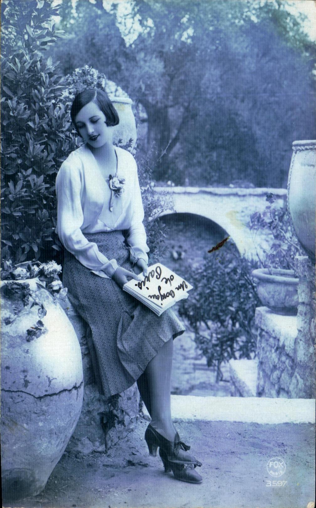 Jeune femme assise dans un jardin — éditeur FOX n°3597